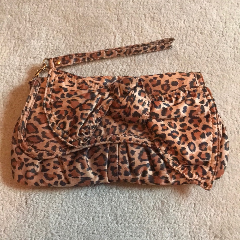 Express leopard wristlet - Picture 2 of 6